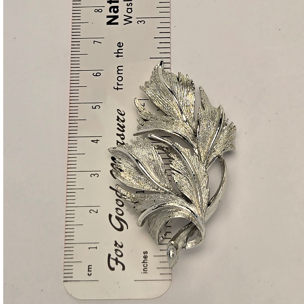 Tara Leaf Brooch Pin Silver Excellent Vintage Textured Botanical Design - Picture 2 of 3